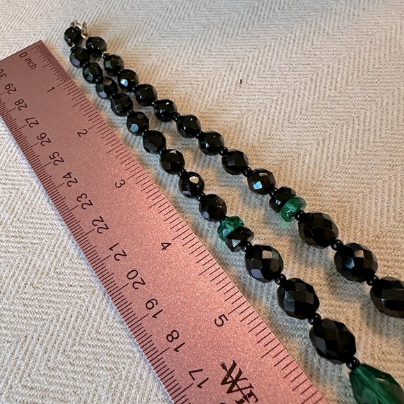 Vintage Jet Black & Emerald Green Faceted Beaded Necklace Lucite - Picture 10 of 12